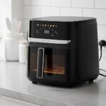 Friteuse sans huile Valberg sur un plan de travail (Crédit Alex.I)