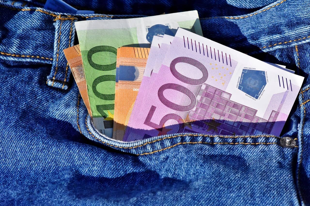 De l’argent liquide dans une poche arrière de jean (Crédit : Ralphs_Fotos)
