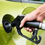 Une trappe à essence de voiture avec un pistoler de remplissage (Crédit : Alex.I)