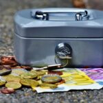 Cashbox avec des pièces et billets (Crédit : Alexas_Fotos)
