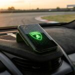 Une Ledger Stax sur un tableau de bord d'une Lamborghini (Crédit : Alex.I)