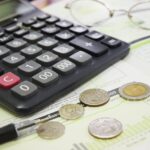 Pièces de monnaie et calculatrice pour le budget (Crédit : Falovelykids)