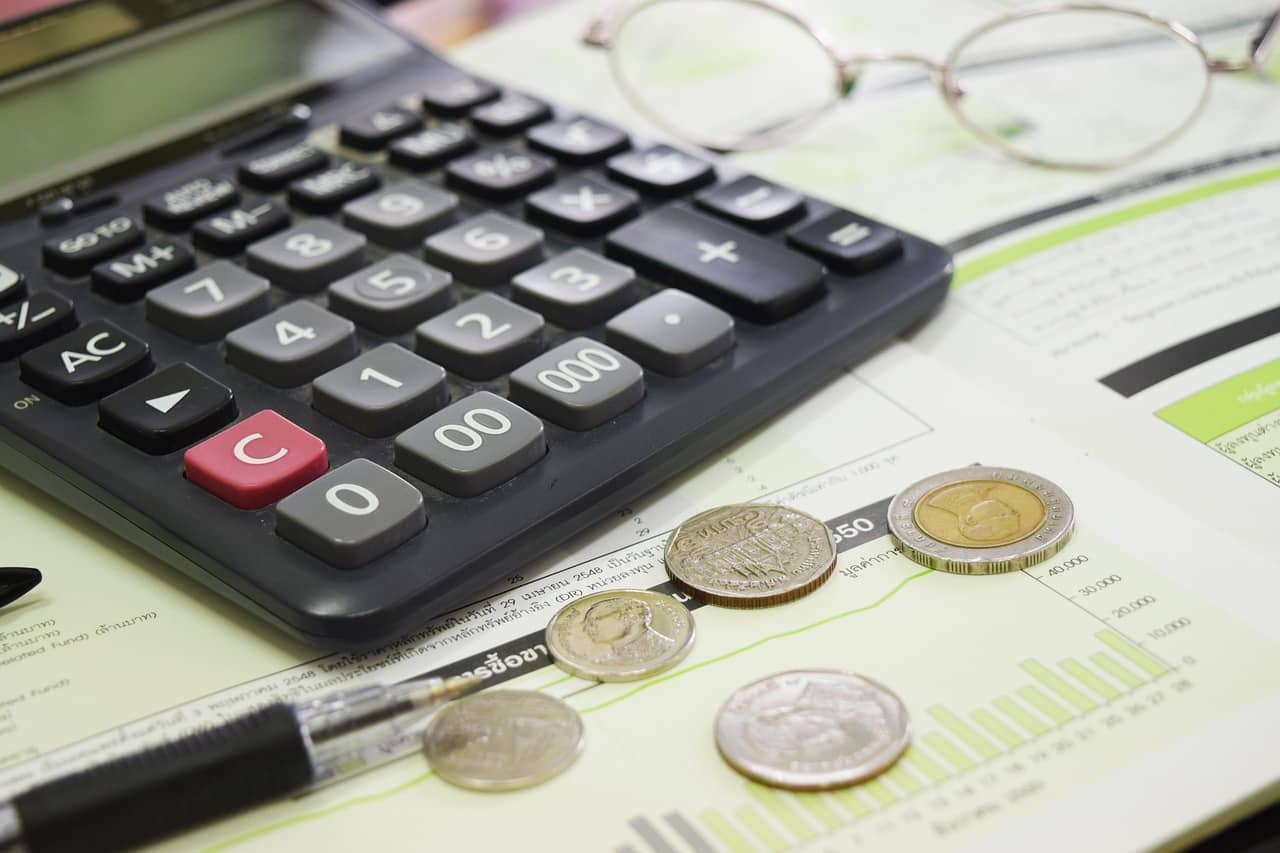 Pièces de monnaie et calculatrice pour le budget (Crédit : Falovelykids)