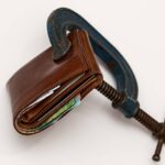 Un porte-monnaie pris en étau dans un serre-joint (Crédit : Stevepb)