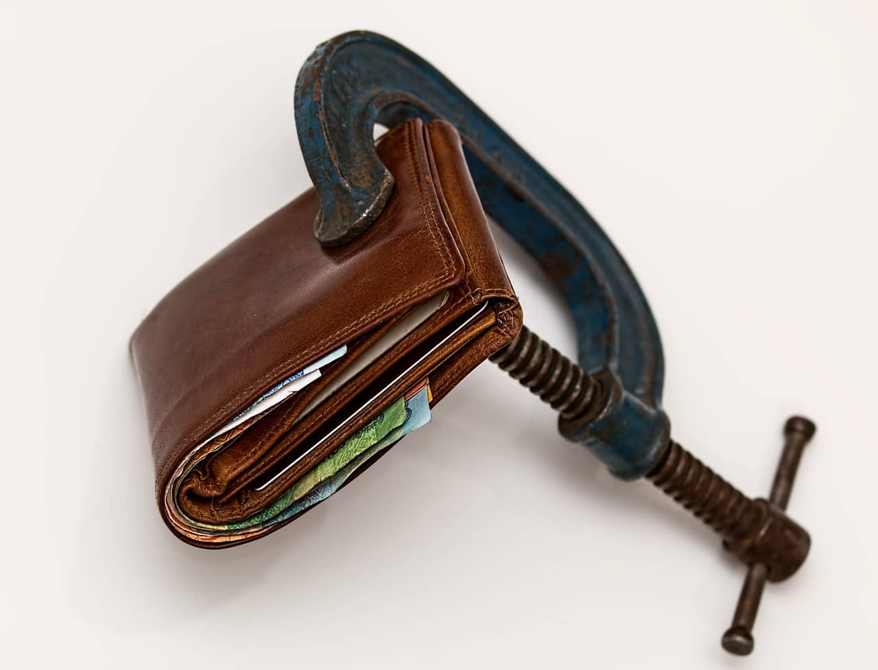 Un porte-monnaie pris en étau dans un serre-joint (Crédit : Stevepb)