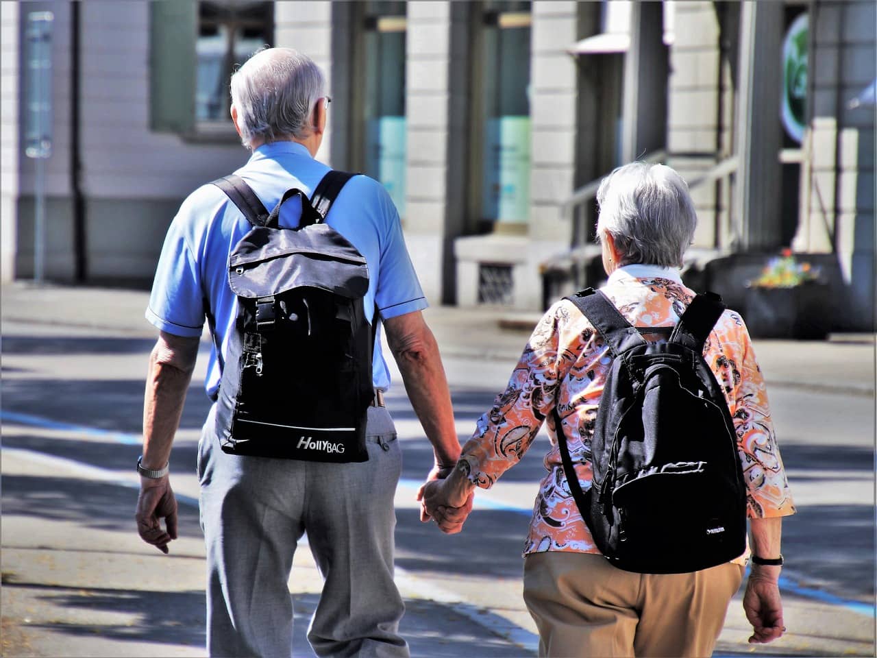 Des seniors de dos qui marchent dans la rue (Crédit : Pasja1000)